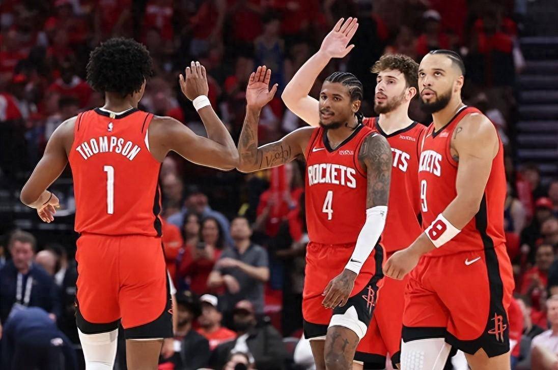 米切尔绝杀时刻，巴特勒点燃赛场，火箭迎来胜利！