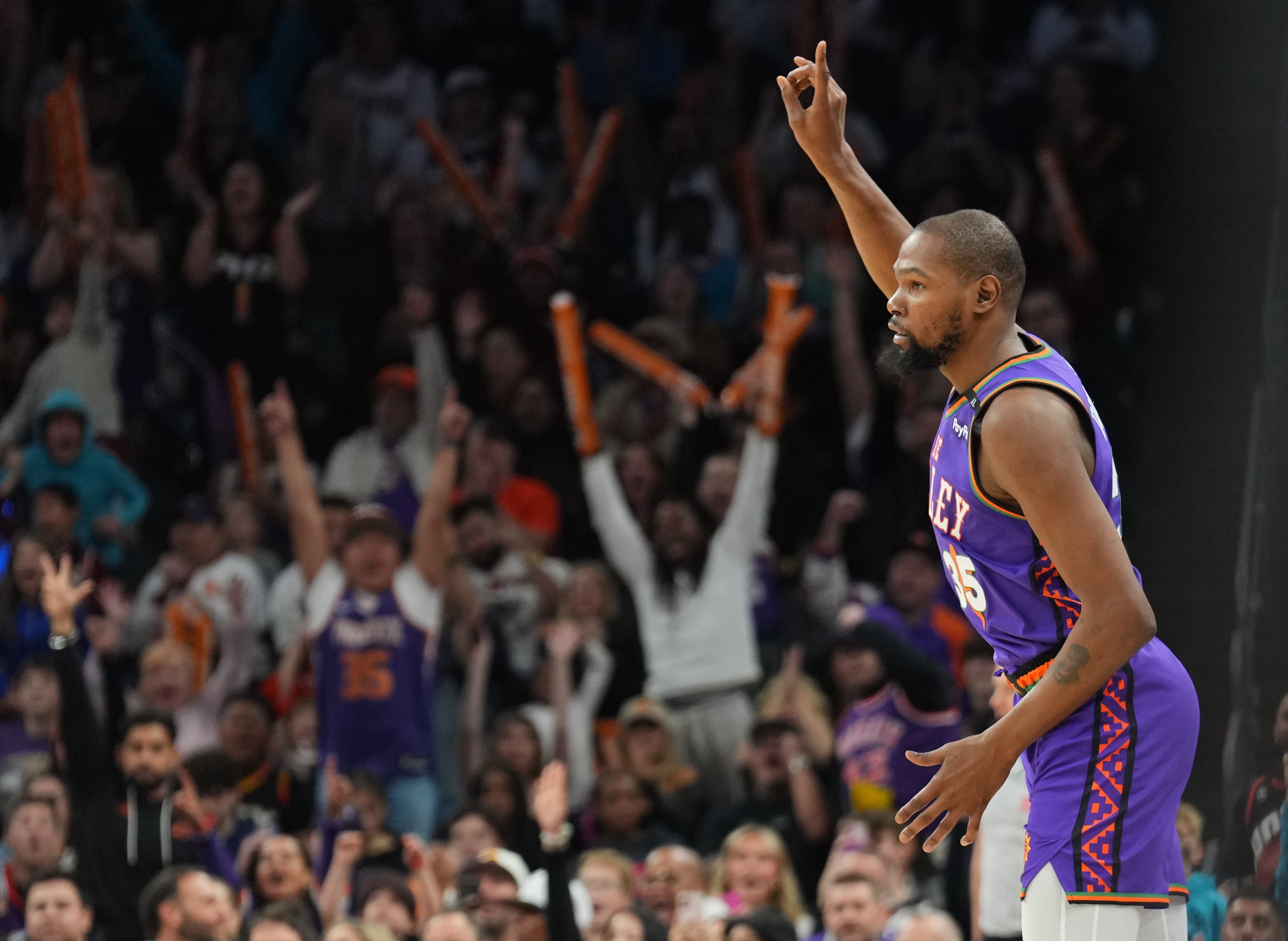 杜兰特连续十场比赛得分超过比赛局势复杂，热火不断突破！